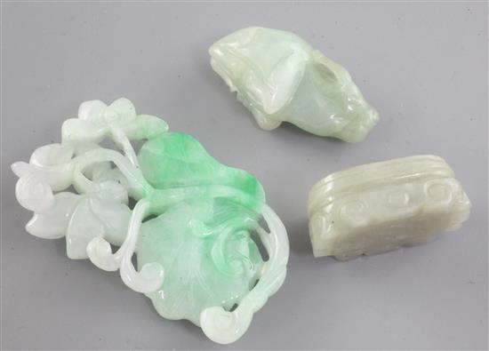 A good Chinese jadeite pendant, late 19th / early 20th century. 3.6cm